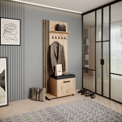 Šatní skříň s věšáky