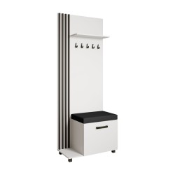 Šatní skříň s věšáky