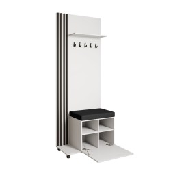 Šatní skříň s věšáky