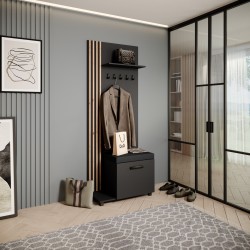 Šatní skříň s věšáky