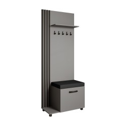 Šatní skříň s věšáky