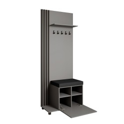 Šatní skříň s věšáky