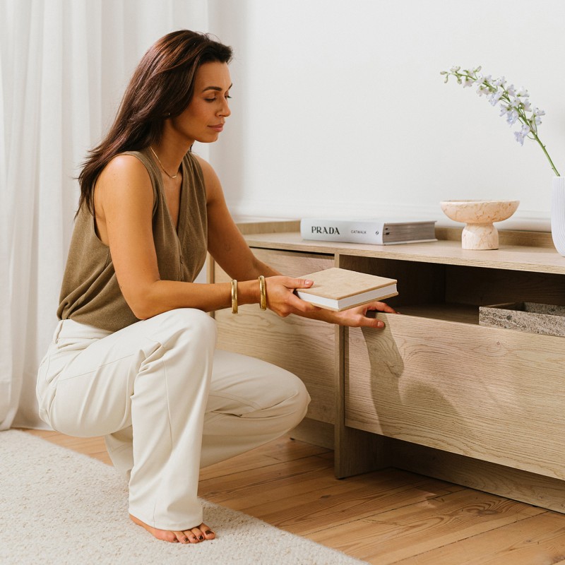 TV stolek JUNI se 3 dvířky