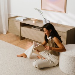 TV stolek JUNI se 3 dvířky