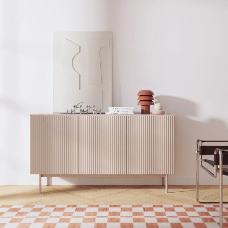 Komoda SOFT kašmír 150 cm s drážkovanými čely v obývacím pokoji