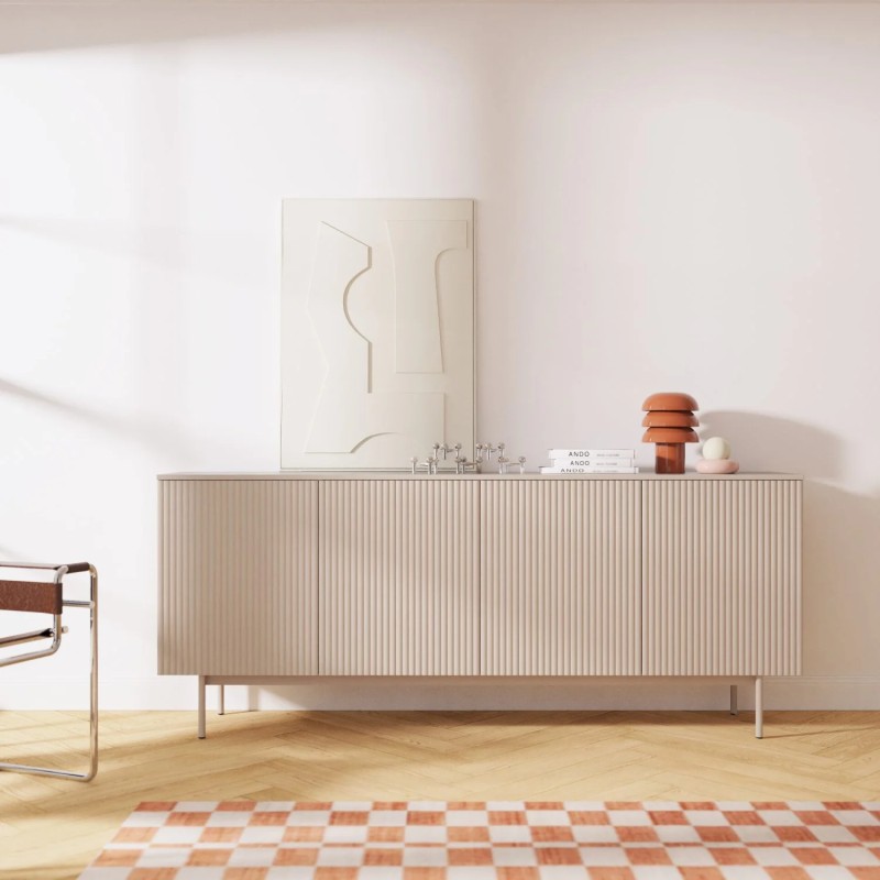Komoda SOFT kašmír 200 cm s drážkovanými čely v moderním interiéru